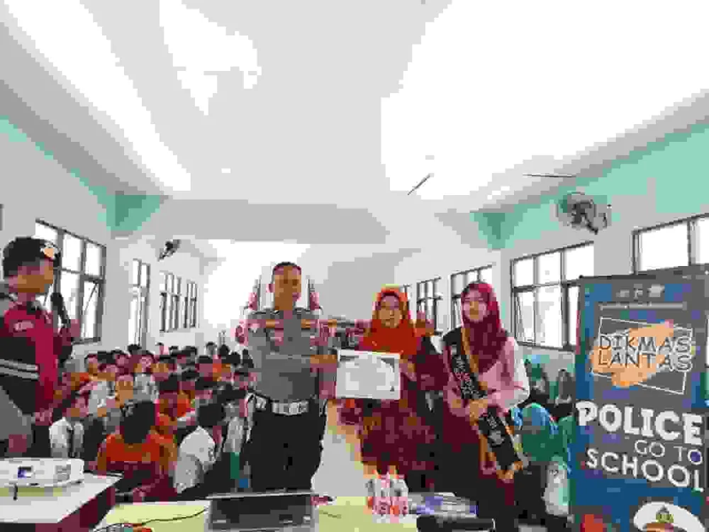Kegiatan Edukasi Keselamatan Berkendara Dilaksanakan di SMPN 1 Sukodono oleh Satlantas Polres Lumajang