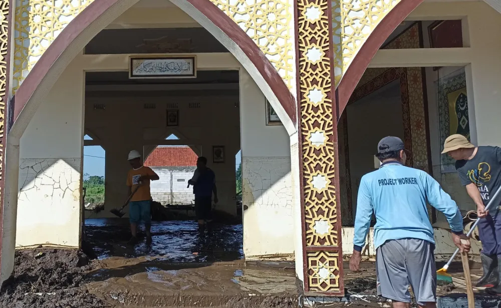 TIM SIGAP BENCANA DPMPTSP IKUT SERTA BANTU PEMBERSIHAN PASCA BANJIR DI PERUM SAKINAH SUMBEREJO