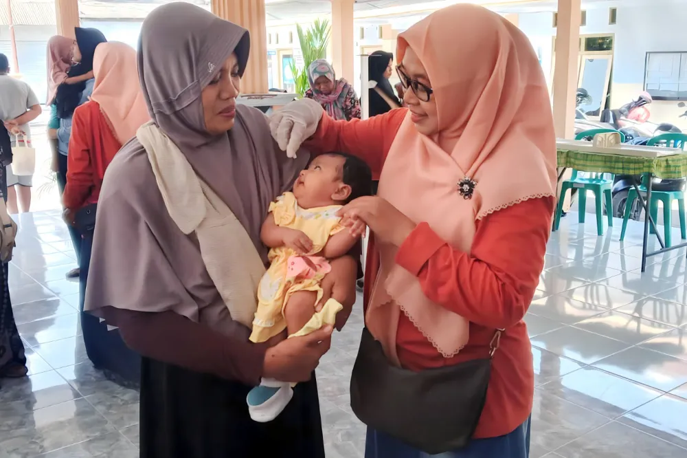 Hari Kedua, 164 Balita di Desa Tukum Terima Imunisasi Sub Pin Polio Putaran ke-2