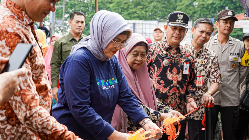 Pj. Bupati Lumajang Melaunching Dua Gerai Warung TPID untuk Stabilkan Harga Bahan Pokok