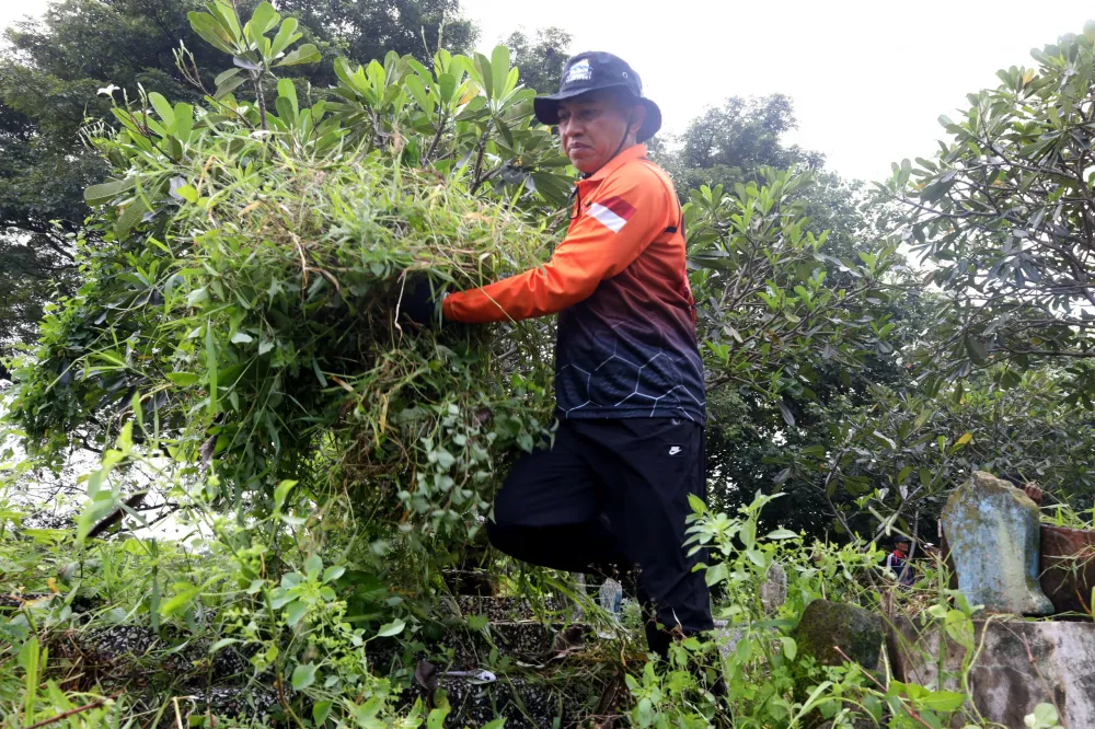 Aksi Bersih Pemakaman Umum awali Peringatan Hari Peduli Sampah Nasional 2024