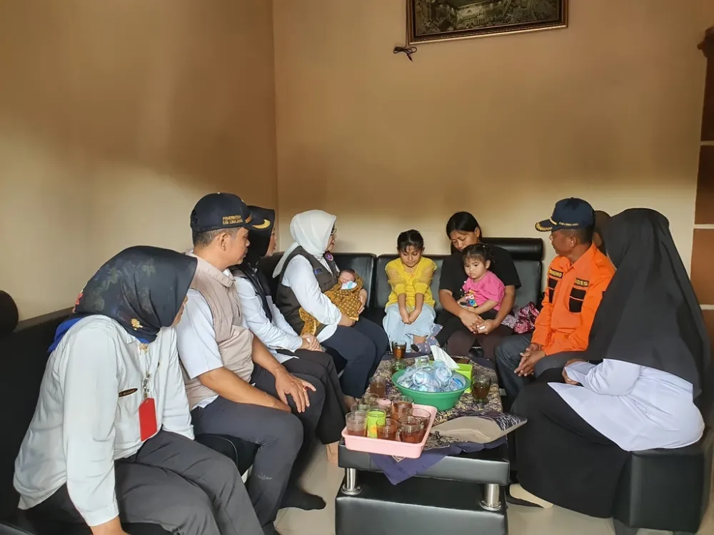 Kunjungi Rumah Duka, Pj. Bupati Lumajang Salurkan Santunan dan Bantuan kepada Keluarga Korban Terdampak Longsor