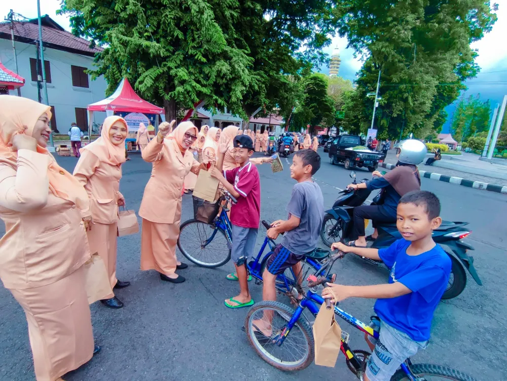 DWP Lumajang Bagikan Ribuan Paket Takjil untuk Berbagi Berkah Ramadan