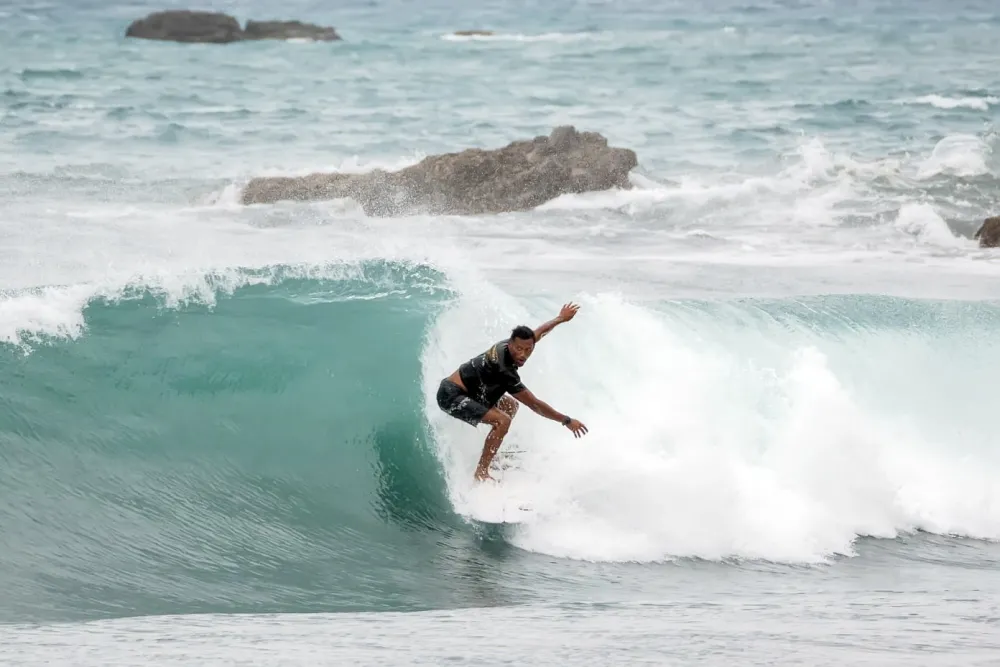 Pesona Ombak Pantai Dampar, Destinasi Surfing yang Makin Mendunia