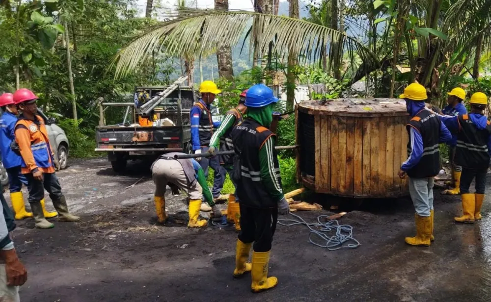 Akses Jaringan Listrik Wilayah Terdampak Bencana Banjir di Lumajang Kembali Normal