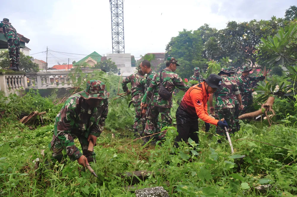 Peringati HPSN dan Sambut Ramadan 2024, Aparatur di Kabupaten Lumajang Bersihkan TPU Jogoyudan