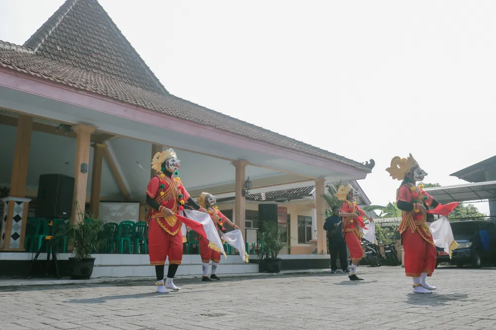 Anak Didik Sanggar Tari Cok Bakal Dusun Tukum Kidul Memukau Tim Penilai Lomba BBGRM Kabupaten Lumajang