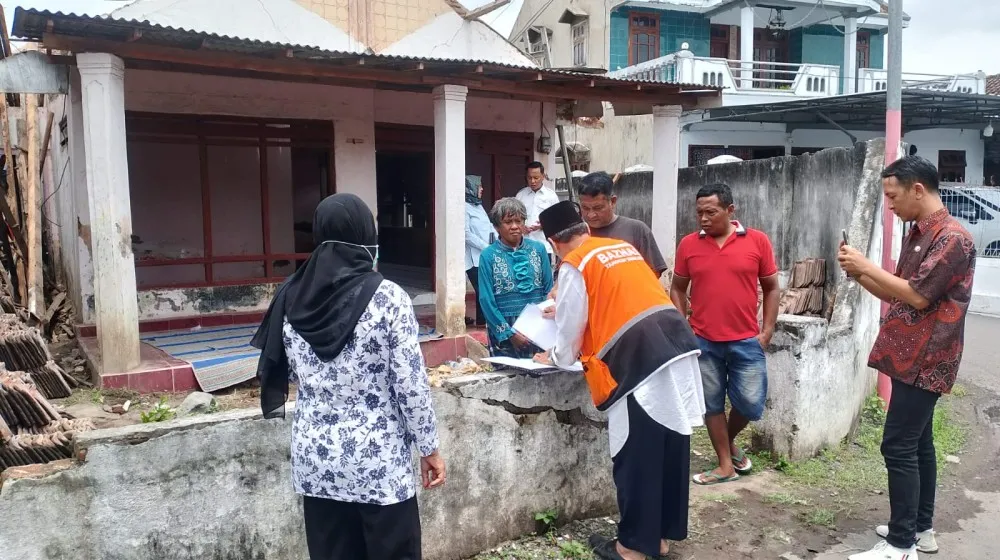 BAZNAS Serahkan Bantuan Pembangunan Bedah Rumah untuk Warga Desa Tempeh Tengah