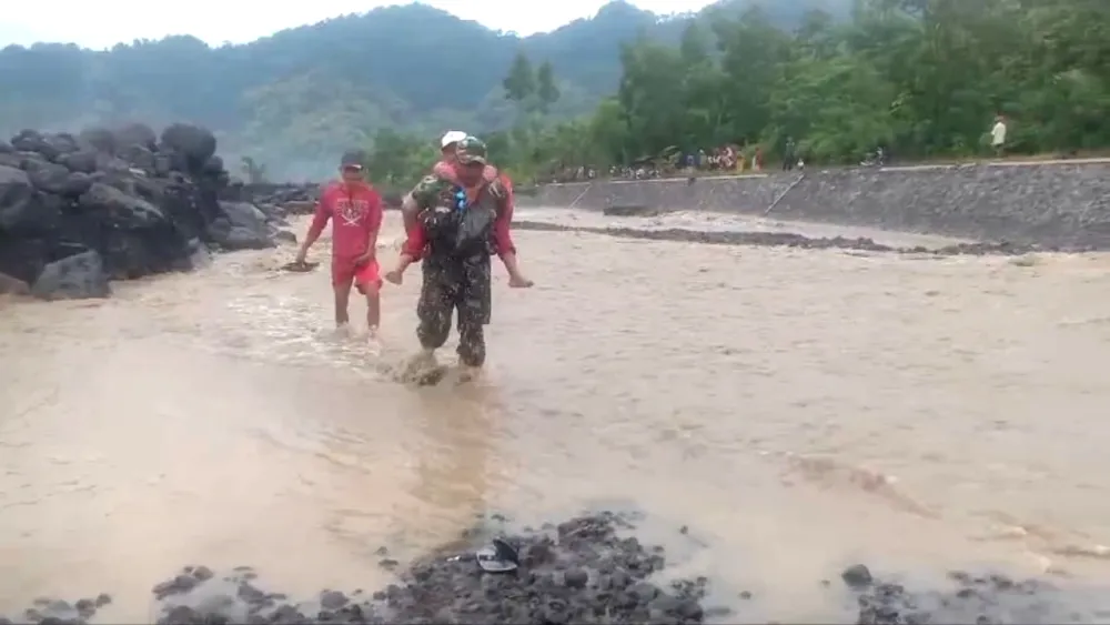 Dari Pangkalan Militer hingga Pelindung Anak-anak Sekolah di Tengah Banjir