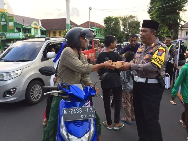 Satlantas Polres Lumajang Bagi Takjil Serta Edukasi Tertib Lalin