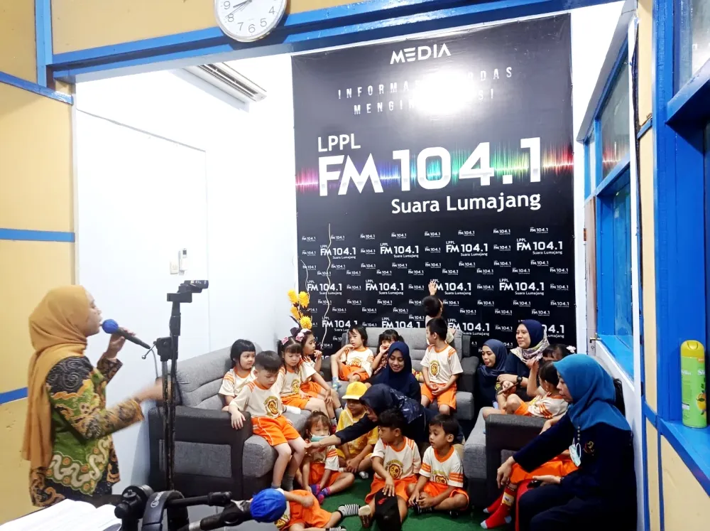 Gelar Outing Class, Anak-Anak TK di Lumajang Dikenalkan Pentingnya Radio sebagai Alat Komunikasi Elektronik