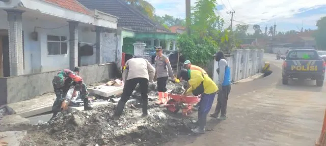 Pasca Banjir di Candipuro Lumajang, Kerjabakti Bersihkan Gorong-gorong