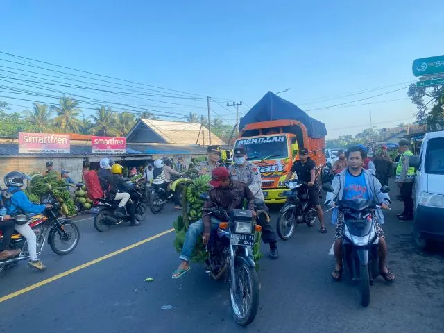 Arus Balik di Jalan Raya Ranuyoso Lumajang Padat Merayap