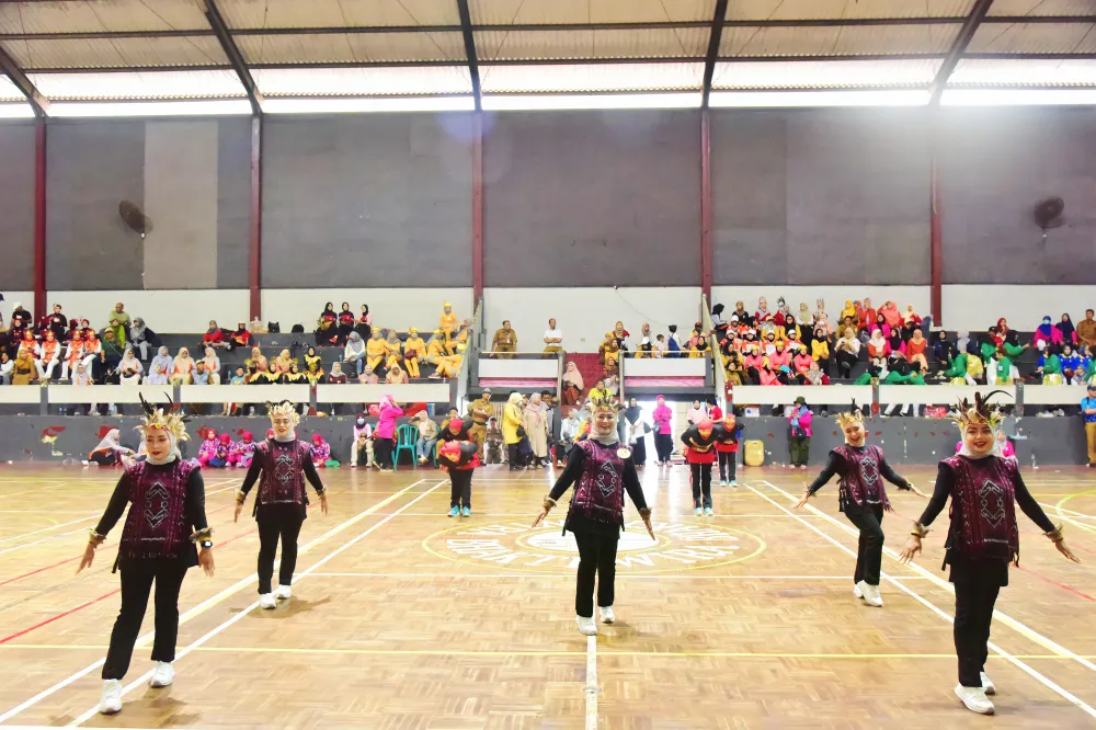 DWP Diskominfo Lumajang Ikuti Lomba Senam Bugar Sepanjang Usia