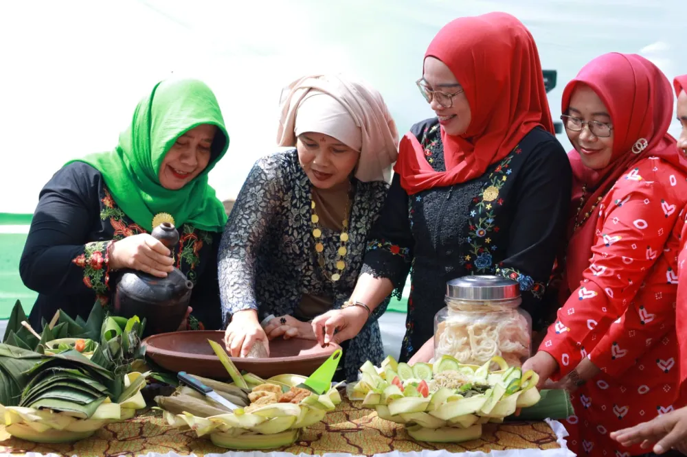 Angkat Kearifan Lokal, Festival Rujak Otek Pikat Ribuan Wisatawan