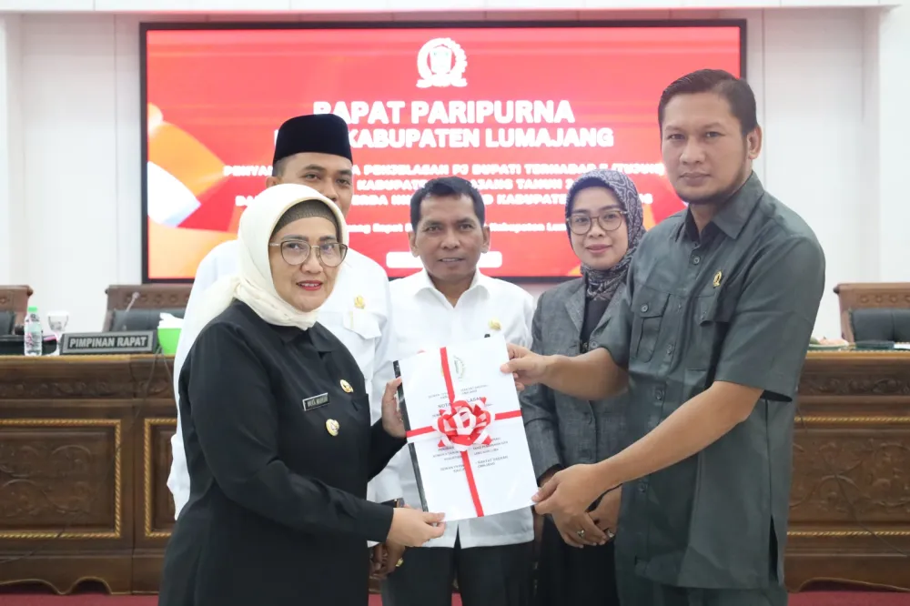 Pj. Bupati Lumajang Sampaikan Raperda Penting dalam Rapat Paripurna DPRD Kabupaten Lumajang